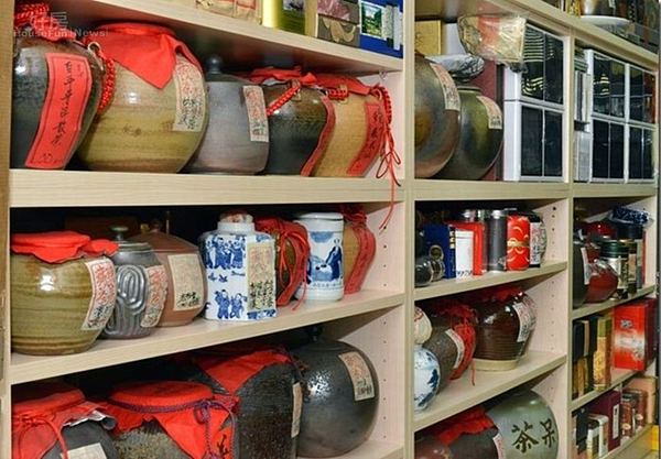 7.工作室裡一甕一甕的好茶,樂於與好友分享。