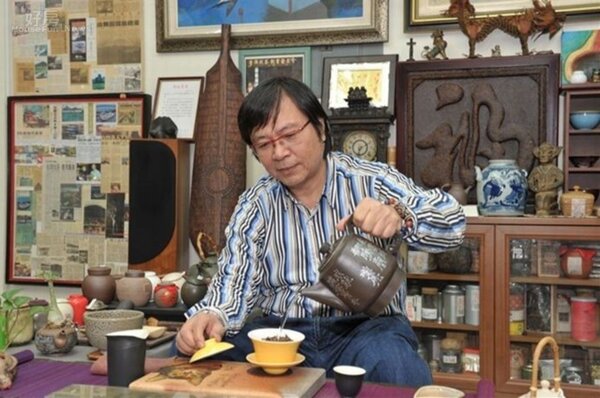 1.詩人藝術家吳德亮近年來找茶、寫茶、畫茶，有「茶博士」之稱。
