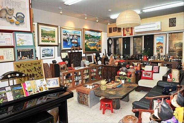 2.25坪大的工作室宛如微型茶葉博物館。