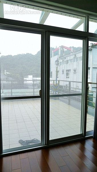 5.臥房的大陽台望出去就是網球場,方便夏和熙運動。