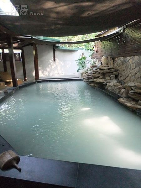 5.白磺的大眾湯備受泡湯人士的喜愛。