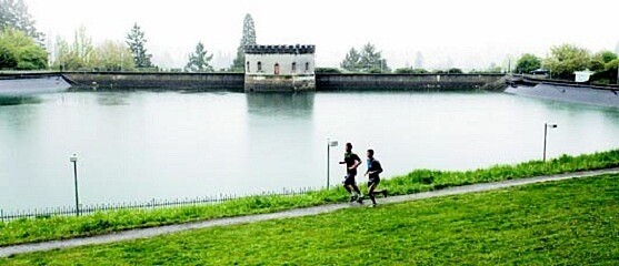 波特蘭自來水淨水儲存在露天蓄水池,只有欄杆隔離。圖為慢跑者17日經過蓄水池。(截取自路透)