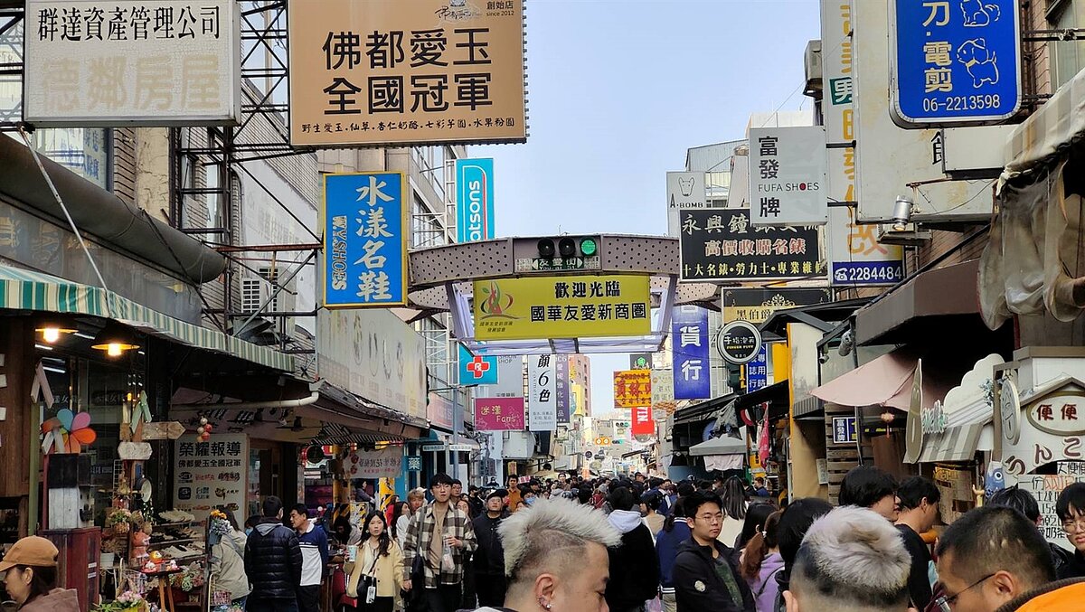 交通部觀光署近日公布2025第1季台南最夯觀光景點人潮統計，台南市「國華友愛商圈」勇奪人氣冠軍。圖／台南市經發局提供