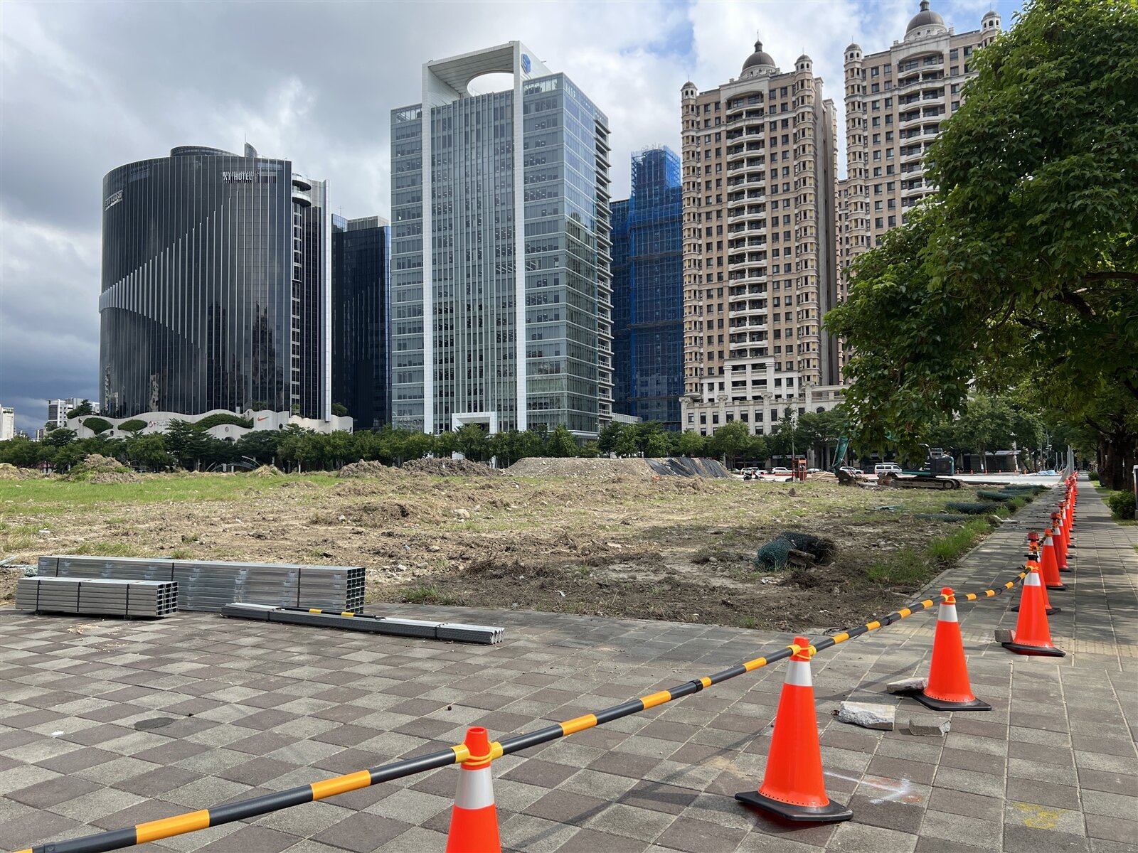 經會勘後，復興二路側人行道，竹北市公所會將樹穴填平30公分，宏匯圍籬後退20公分，將人行道維持在150公分。因此處必須先施做連續壁，無法退縮更多。記者黃羿馨／攝影 