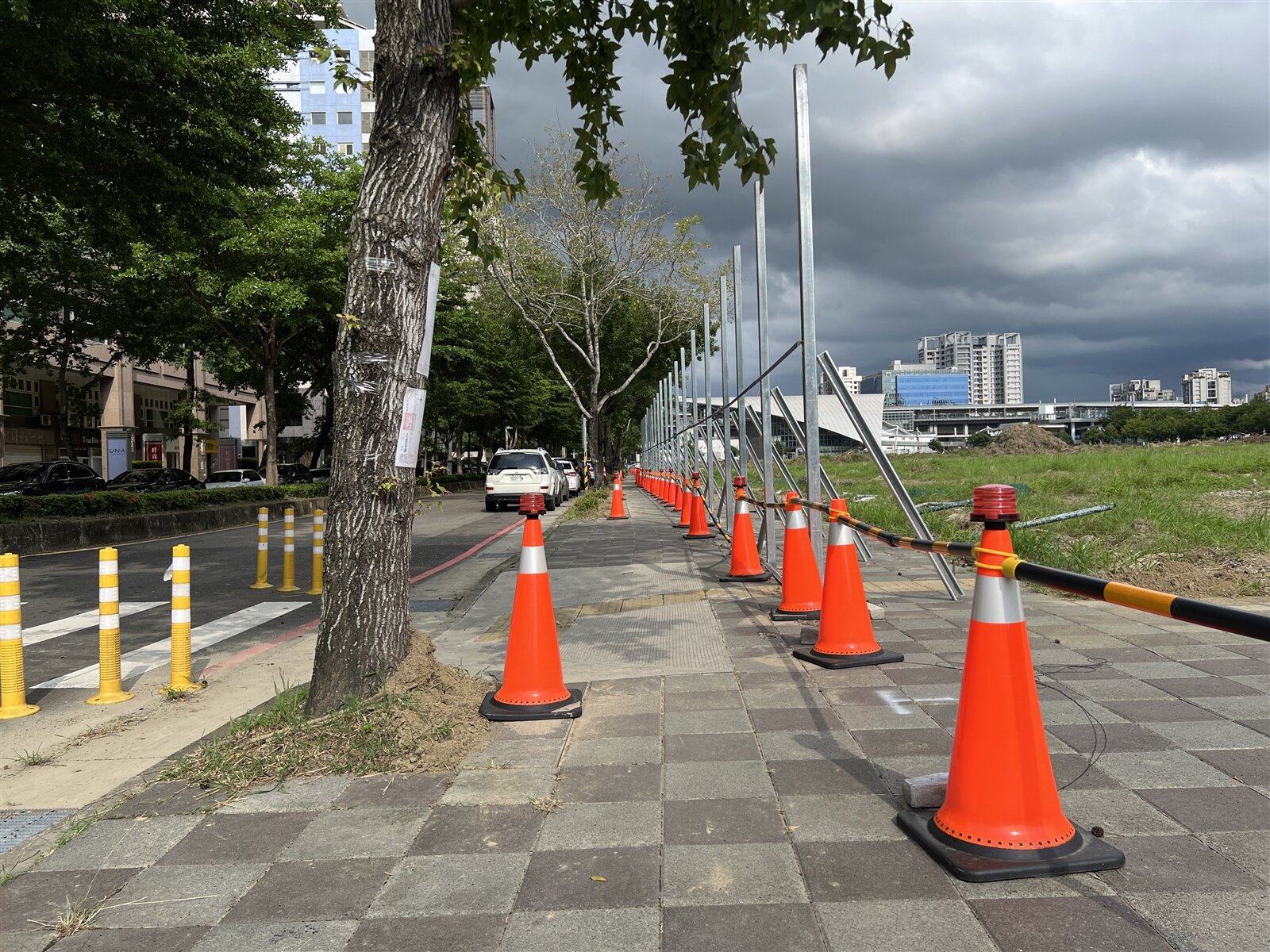 緊鄰高鐵新竹車站西側的「未來之心Gateway Plaza」第一階段近期動土施工，但卻有民眾投訴，施工圍籬竟占用人行道、妨害通行。（圖為復興二路側）。記者黃羿馨／攝影 