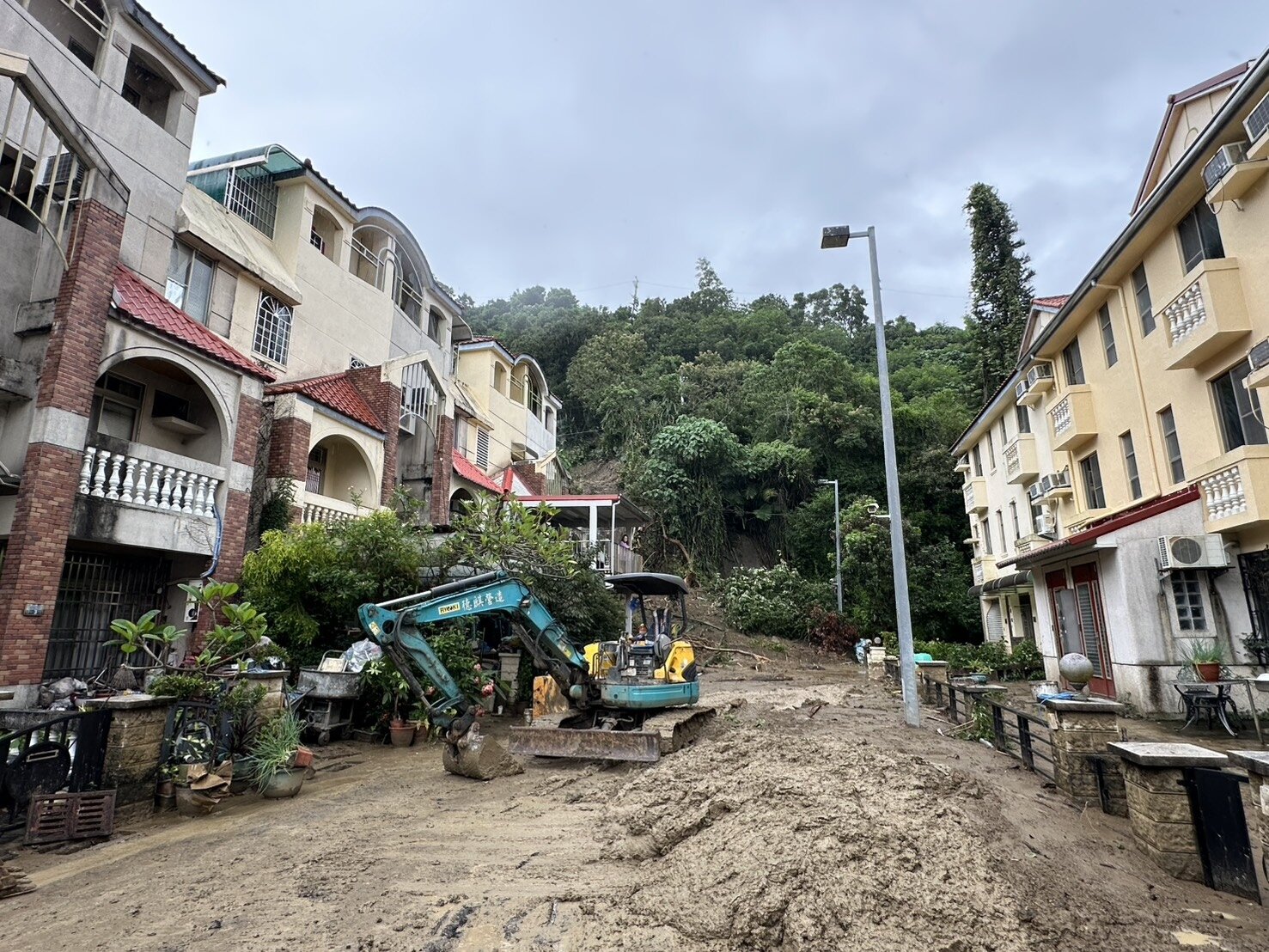 台中市大坑天星社區的高處邊間戶,7月31日上午因大雨造成土石流衝進民宅,有4戶人家首當其衝,道路也被淹沒。記者黃寅/攝影
