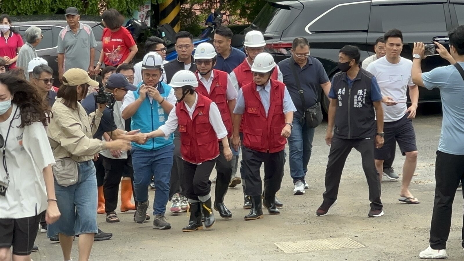 台中市長盧秀燕上午踏著泥濘走進天星山莊高處的民宅區,了解救災情形。記者黃寅/攝影
