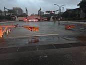 台南今晨大雨機車滅頂...「阿堂鹹粥」也進水　還有「小東游泳池」