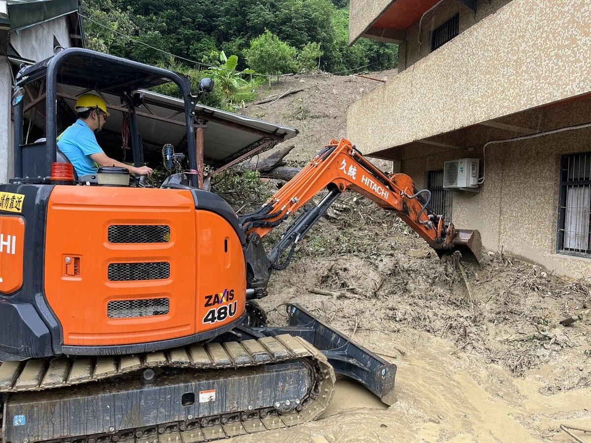 台中市長盧秀燕更親自到中90線道路崩塌現場勘災,看到土石流甚至破牆沖進民宅內部,現場觸目驚心。圖/民眾提供
