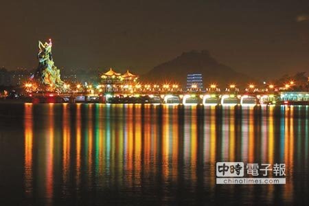 →夜晚的蓮池潭,神明看起來也浪漫。(陳志東攝)