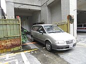 信二路停車場車竄出　險撞行人