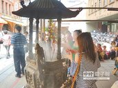 霞海城隍廟　一年湊合7000對