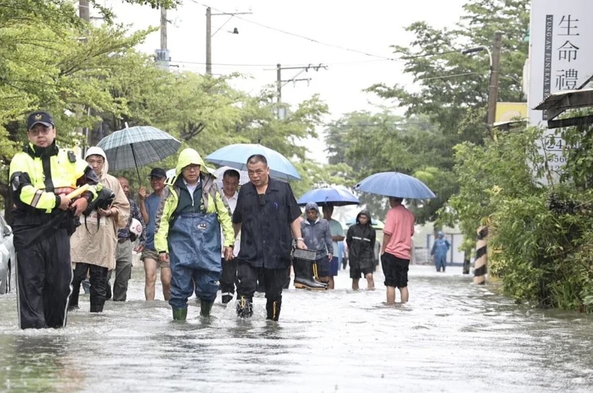 台南市長黃偉哲涉水勘災。圖／台南市政府提供

