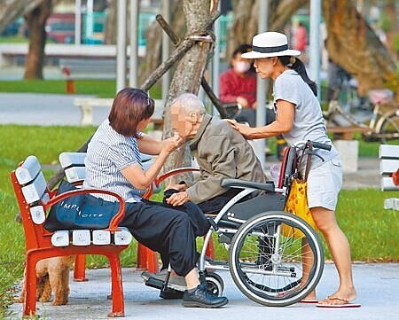
壽險業首度推出50~70歲專屬的分紅金流型保單，讓熟齡族也能創造現金流同時兼顧傳承需求。圖∕本報資料照片
