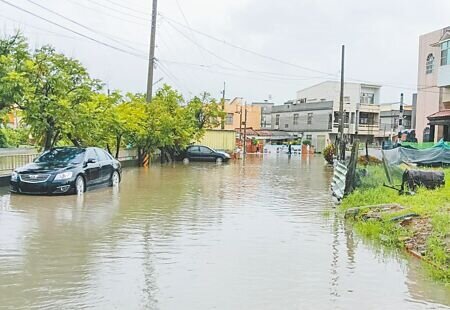
2日豪大雨，造成嘉義縣低窪地區積淹水，縣府當日下午2點40分左右，緊急宣布朴子市及東石鄉停班、停課。（呂妍庭攝）
