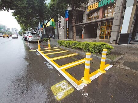 高雄市區機車停車位難找,高雄市交通局試辦智慧機車停車格盼改善。(任義宇攝)