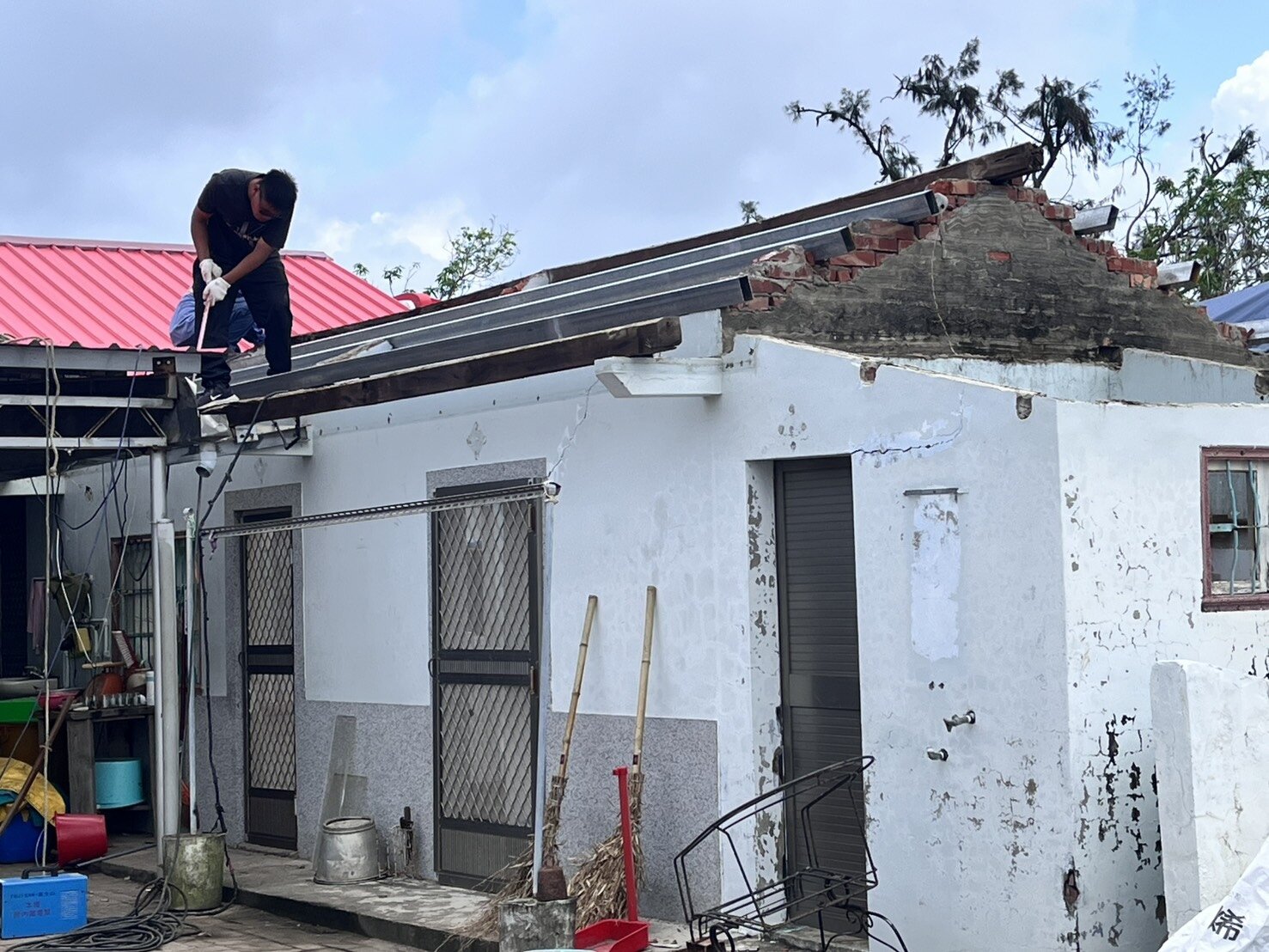 丹娜絲颱風後,台南有上萬戶屋頂需要修繕,部分受災戶雇工整修。記者吳淑玲/攝影