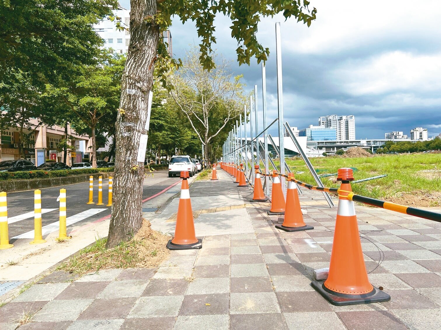 高鐵新竹站西側的「未來之心Gateway Plaza」近日展開第一期工程，因圍籬架在人行道上引發爭議。記者黃羿馨／攝影 