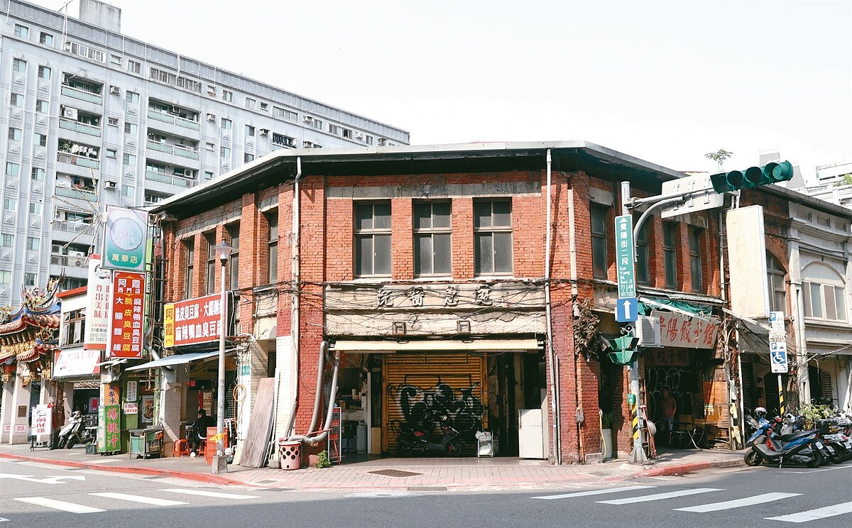 台北市政府修改古蹟歷建容積移轉審查基準，引發文資屋主不滿，質疑是在剝奪文資容積移轉的機會。圖為台北市歷史建築「艋舺慈惠醫院」。圖／聯合報系資料照片 