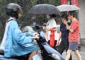 大雨繼續下！12縣市豪雨特報　下到晚上
