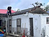 颱風吹走屋頂　還沒修好又遇雨