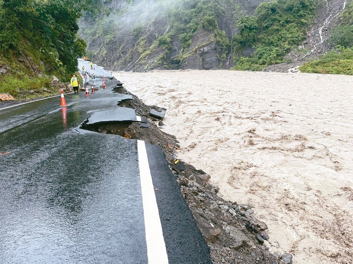 楠梓仙溪暴漲造成台29臨11便道路基遭沖刷嚴重,公路局針對那瑪夏到五里埔路段已封路。圖/公路局提供