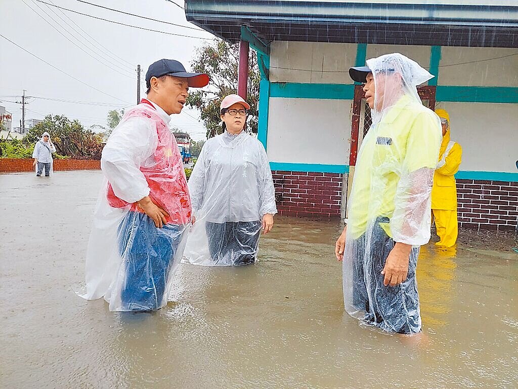 嘉義縣太保市在0728豪雨期間多處淹水,嘉義縣長翁章梁(左)曾與太保市長鄭淑分(中)實地勘災,2日公所更宣布要加發3000元振興金。(太保市公所提供/呂妍庭嘉義傳真)