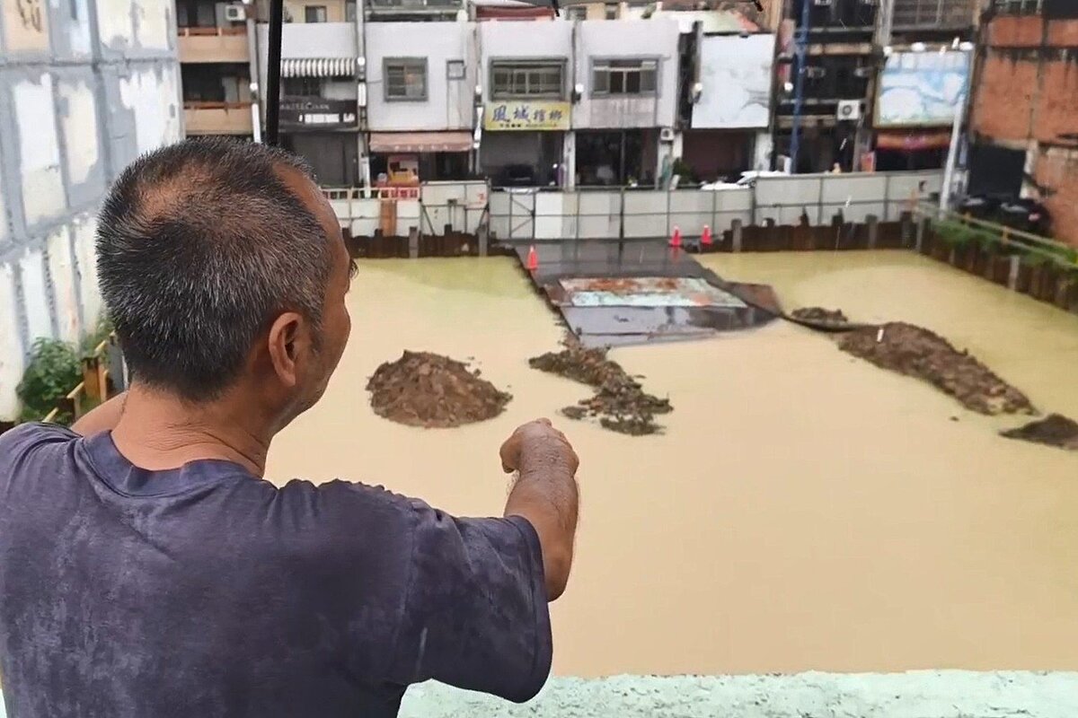 南投市一處建案工地因連日暴雨造成嚴重積水，簡直成了「游泳池」，鄰居嚇壞就怕鋼筋或擋土牆撐不住坍塌波及住家。圖／民眾提供

