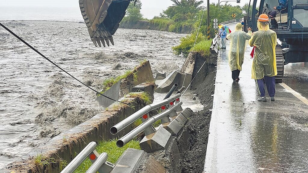 連日豪雨致災，台東南迴公路407公里處道路路基遭掏空，北上車道路面坍方，公路局緊急實施交通管制。（讀者提供／蔡旻妤台東傳真）