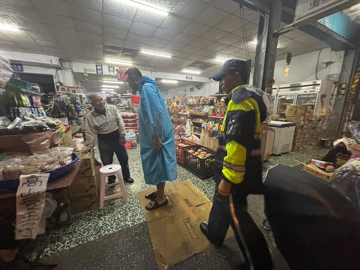 寶來溫泉大街被高雄市府下令撤離,寶來派出所警方出動挨家挨戶勸離民眾。圖/六龜區公所