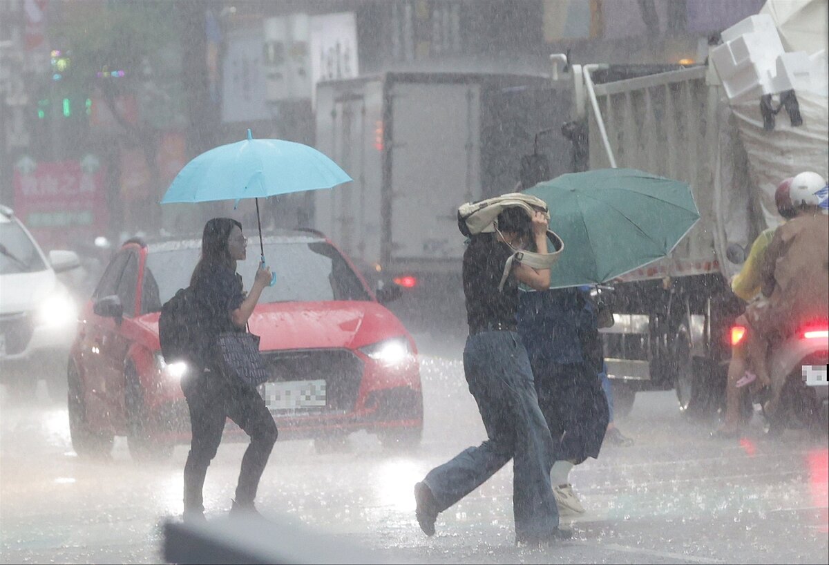 今晚至明天清晨降雨最為明顯,苗栗以南、東南部、澎湖慎防大雨或豪雨,尤其南部山區已有超大豪雨等級降雨,金門今入夜後雨勢也會增強。聯合報系資料照