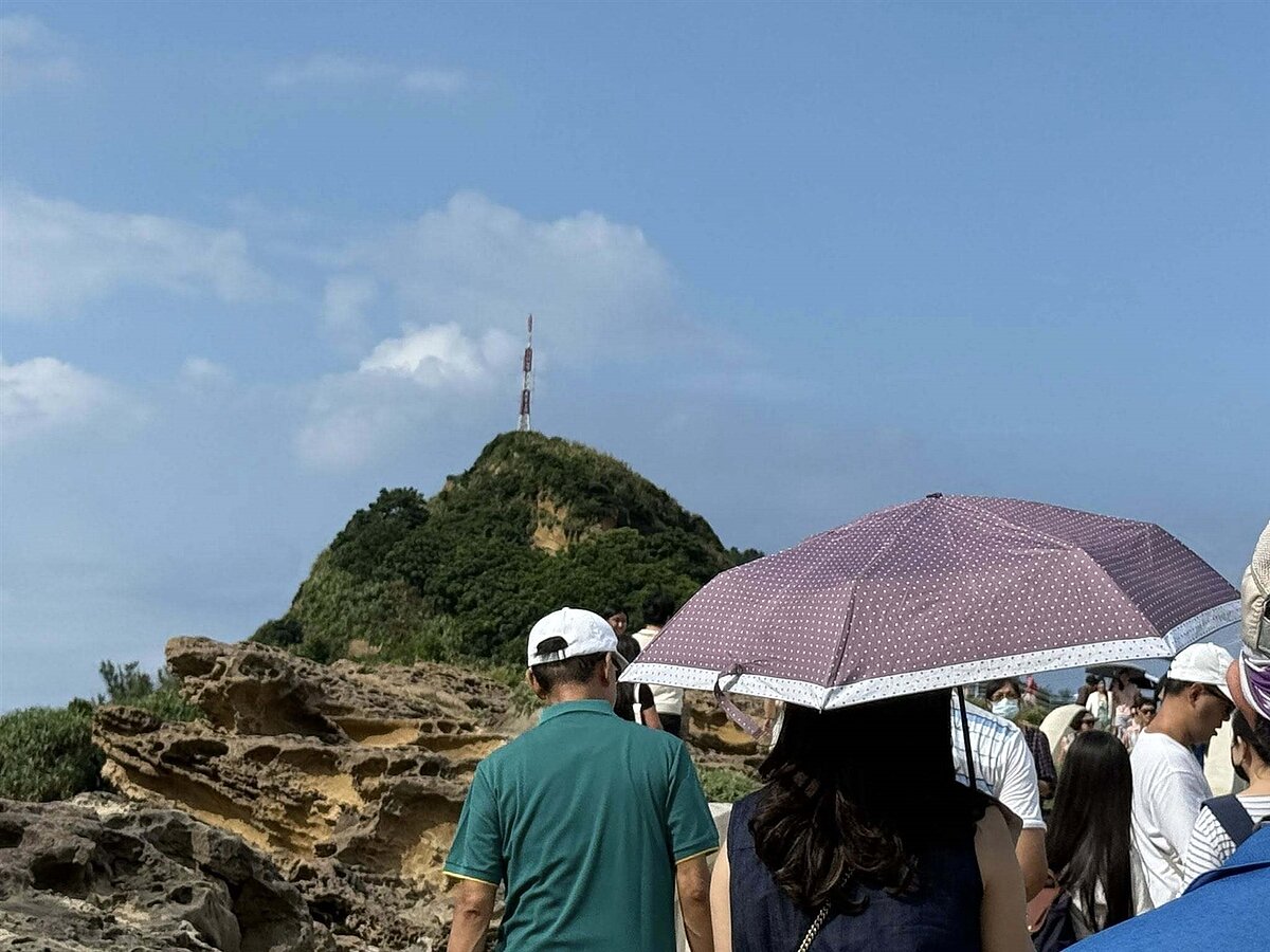 設在野柳岬高43公尺的「野柳鐵塔」,上層鏽蝕有傾倒疑慮,新北市萬里區公所封閉步道,避免遊客靠近發生危險。圖/萬里區公所提供