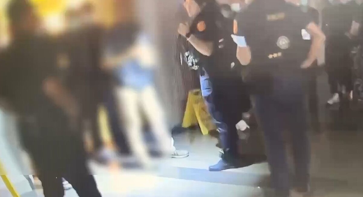 高雄左營區博田醫院因經營產權之爭，20名黑衣人半夜衝入與醫院保全發生拉扯對峙。記者石秀華／翻攝