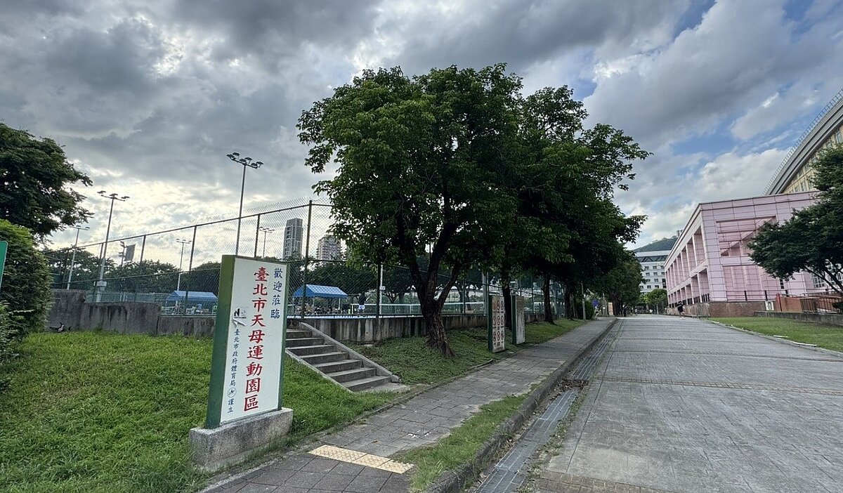 天母運動公園地下停車場預定明年開工，預計興建地下2層，增加314席停車格，議員憂心，該處位於商圈中心加上輝達總部將進駐士林區，預期消費人口大增車位量恐不足，建議市府增建一層停車場。圖／議員林杏兒辦公室提供

