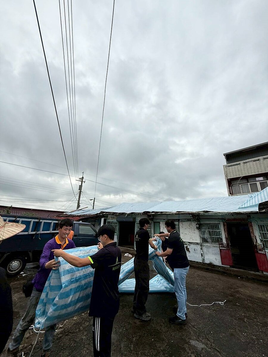 台中市萬豐室內裝修公司自組團隊南下嘉義縣朴子、六腳免費替民眾搭帆布、修繕房屋。圖/萬豐室內裝修公司提供