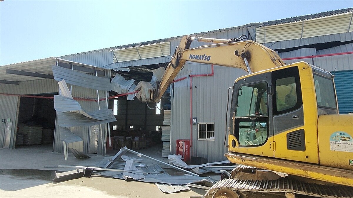 桃市府上周在市政會議通過「桃園市強制拆除違章建築收費自治條例」草案，近期將送市議會審議，若獲通過，未來強制拆除違建時，得向違建人或相關義務人收費，盼嚇阻違規。圖／桃園市建管處提供