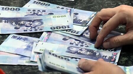 匯銀主管研判,國際美元溜滑梯,亞洲貨幣本周估上演跌深反彈戲碼,新台幣也將跟進翻升。圖∕本報資料照片