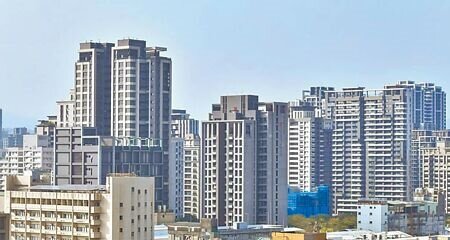 建商為讓房子能夠售出,以各種名目降價5%~10%,亦要求上游營建五大包商「共體時艱」。圖∕本報資料照片