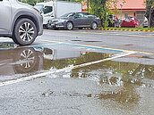 高雄仁和公園旁停車場　逢雨必淹