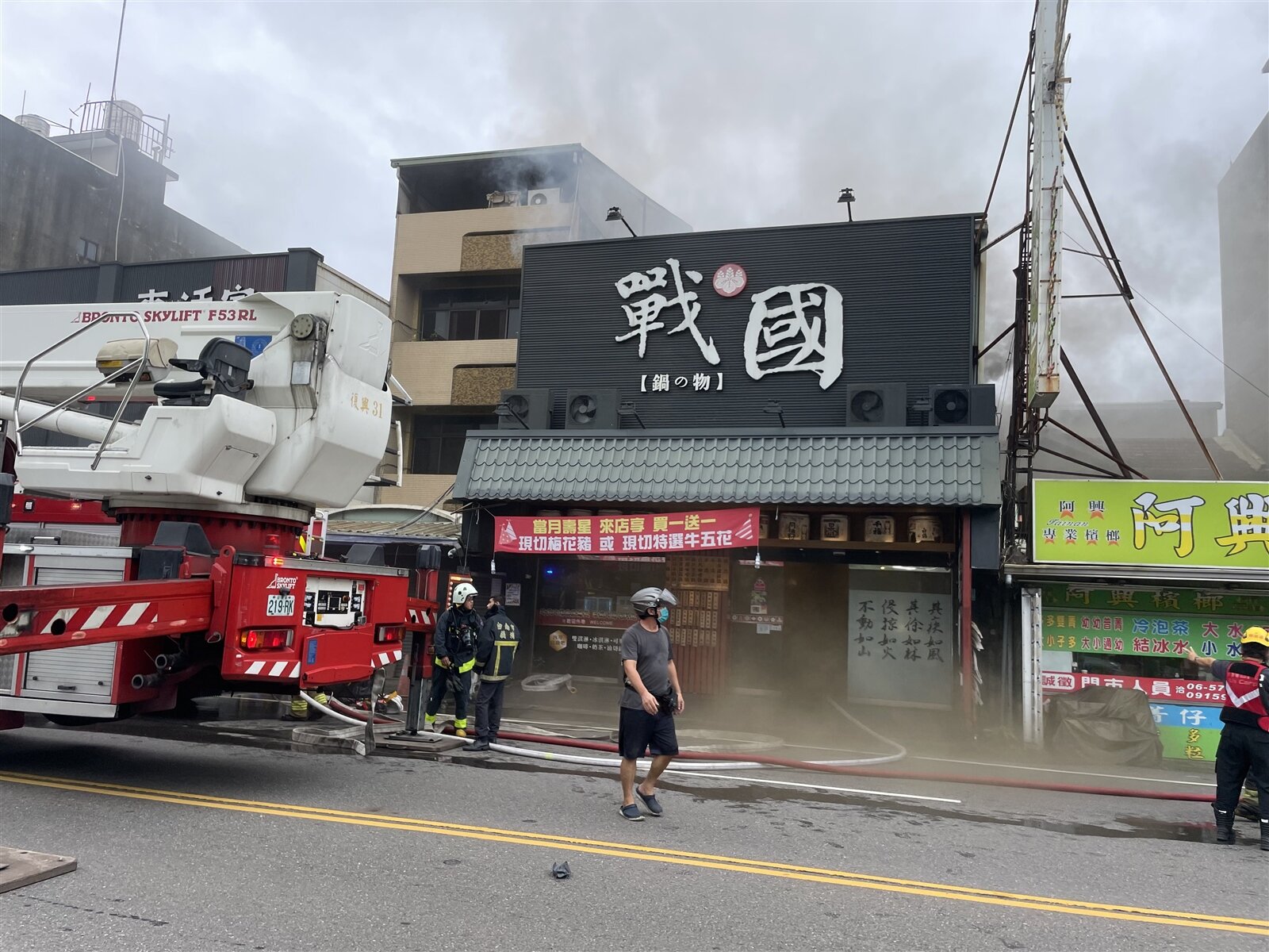 台南永康連鎖火鍋店竄火,大批消防人車灌救中。記者萬于甄/攝影