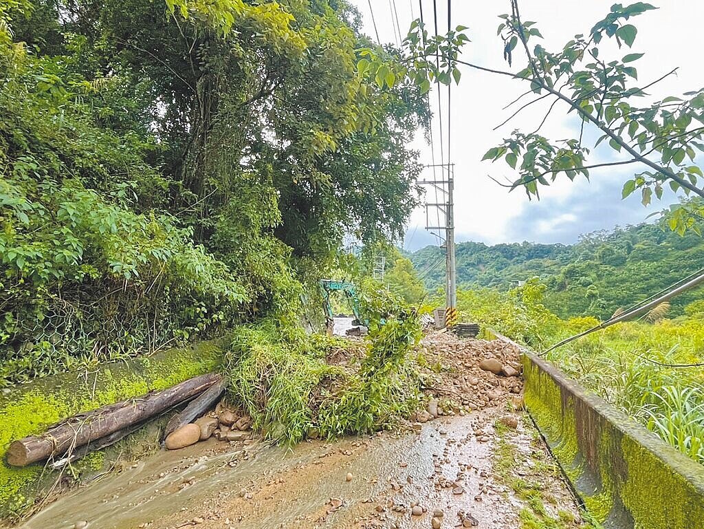 728豪雨造成台中多處災情,全市共計48條道路受阻,北屯區長壽巷土地坑溪農路土石坍塌,已完成搶通。(台中市府提供/陳淑娥台中傳真)