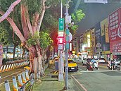 逢甲商圈號誌　小綠人貼心提醒