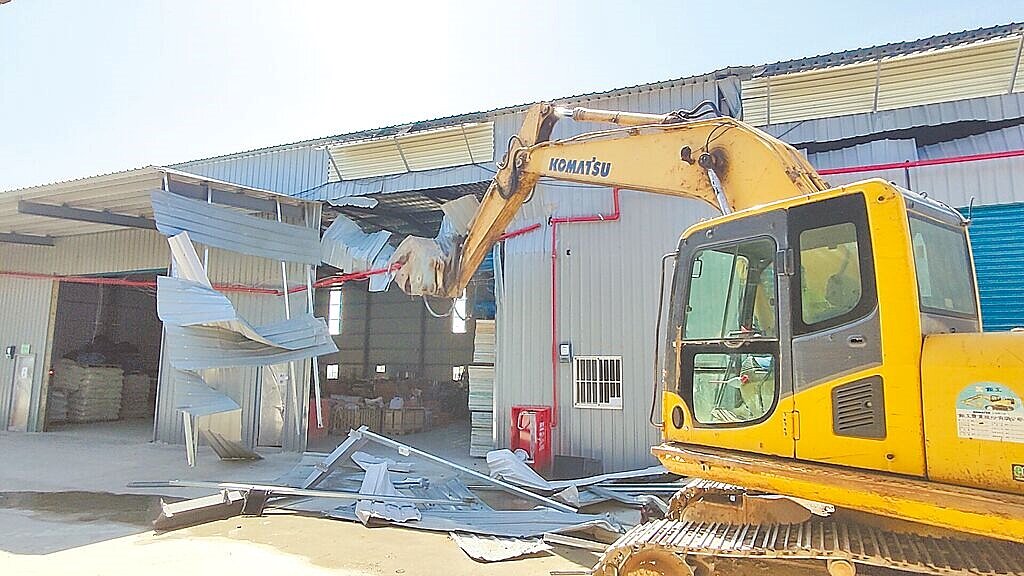 桃園市政府研擬執行強制拆除違建時,向違建人或相關義務人收取每平方公尺200元至1700元的執行成本。(桃園市建管處提供/蔡依珍桃園傳真)