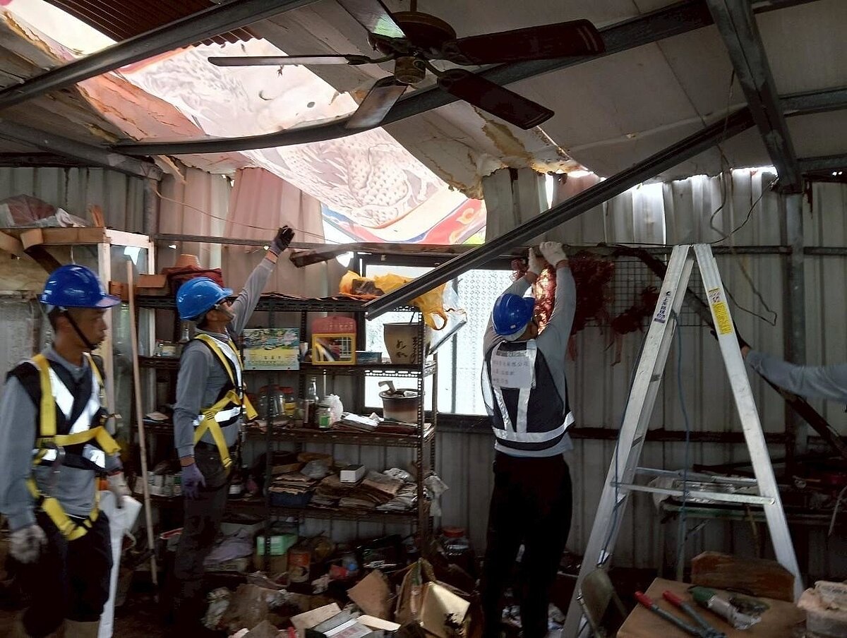 行政院雲嘉南災後復原前進指揮所整合動員109家修繕廠商,投入災屋修繕,目前約有373戶登記媒合,230戶已完成聯繫對接,其中以柳營區進度最快,今已有廠商開工修繕。圖/行政院提供