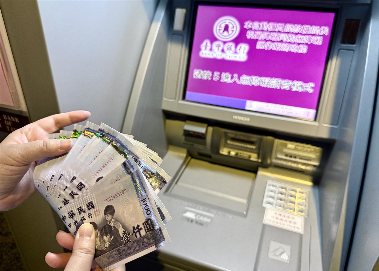 政院有意提出特別條例修正草案,傳普發現金仍會執行但設「排富條款」。圖/聯合報系資料照片