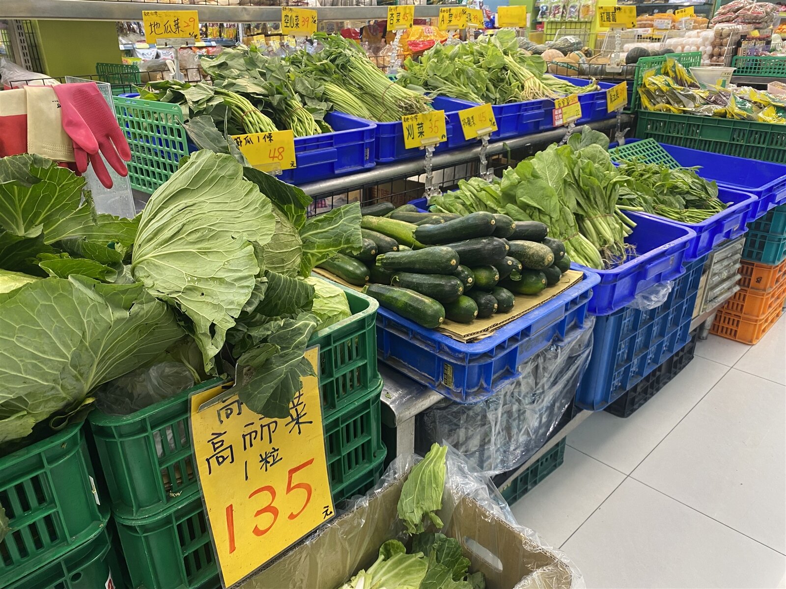 主婦們對於菜價也很有感，中部超市一顆高麗菜要賣135元，菜價雖上漲，供貨量仍充足。記者林宛諭／攝影 