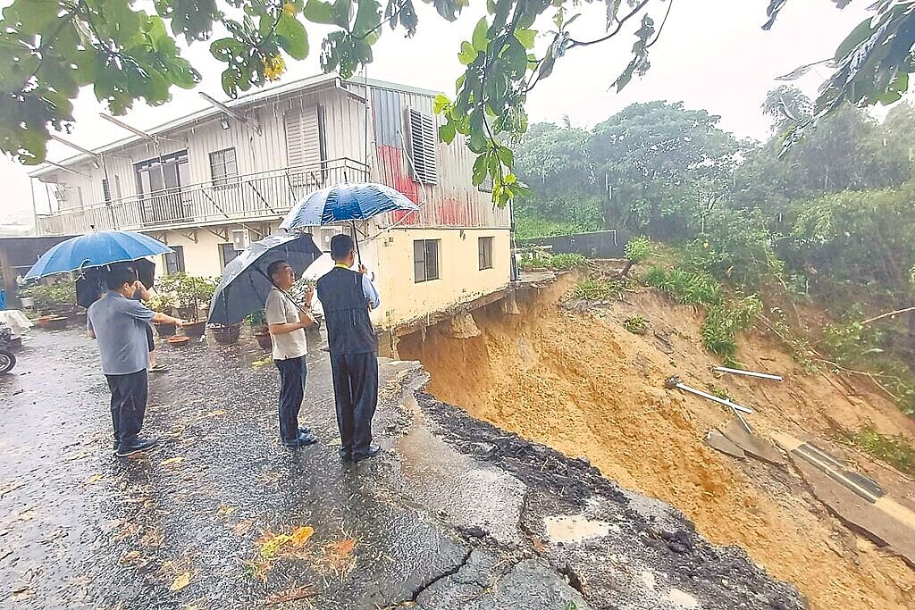 台南市柳營區旭山里一處民宅2日晚間發生地基淘空、邊坡土石滑落情形,相關單位人員3日前往會勘,為避免後續可能災害,緊急撤離住戶共8人。(柳營區公所提供/洪榮志台南傳真)