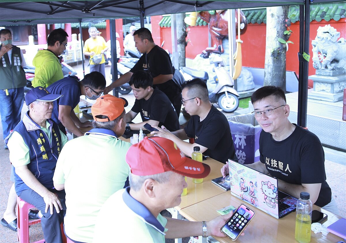 行善不落人後,台南人幫台南人,台南肝膽腸胃科醫師陳韋志與老爹手機維修中心舉辦「災後關懷義診暨手機健檢活動」。圖/民眾提供