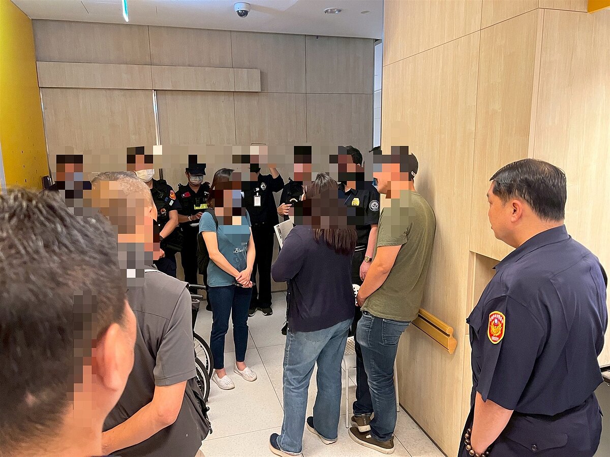 高雄左營區博田醫院因經營產權之爭，20名黑衣人半夜衝入與醫院保全發生拉扯對峙，警方到場處理。記者石秀華／翻攝