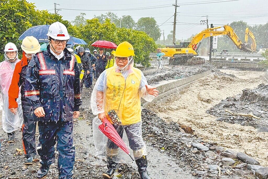 高雄連日強降雨,山區雨勢尤其劇烈,市長陳其邁(前左)3日到六龜區中興里視察。(高雄市政府提供)